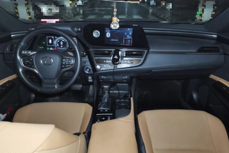 Used Lexus ES 2021 300h Excellence Edition Center Console