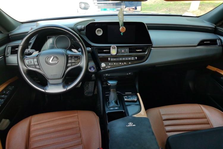 Used Lexus ES 2021 300h Excellence Edition Center Console