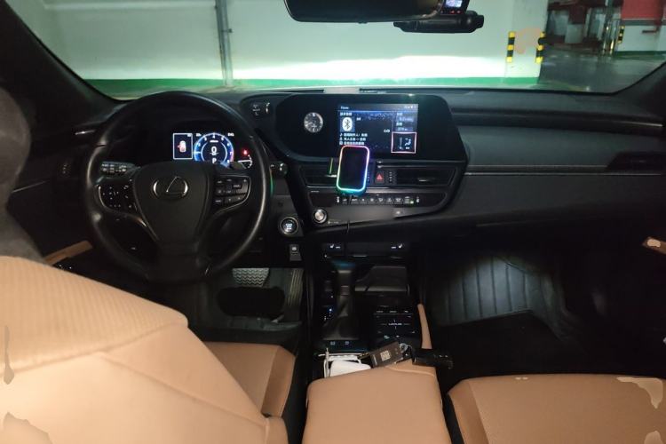 Used Lexus ES 2021 260 Excellence Edition Center Console