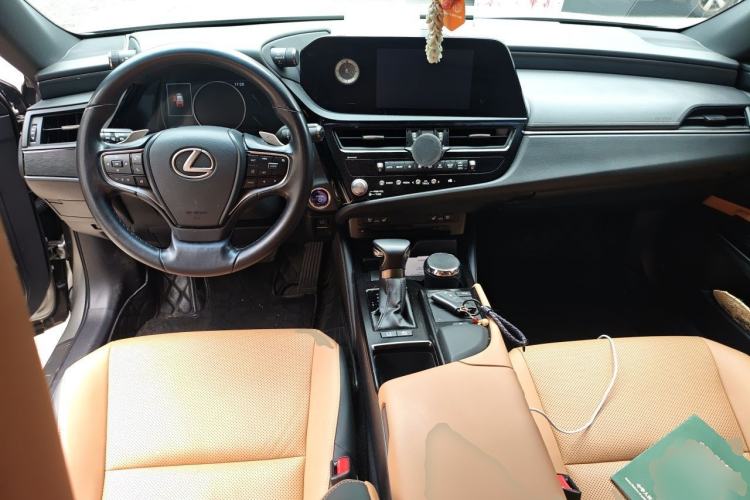Used Lexus ES 2021 300h Deluxe Edition Center Console