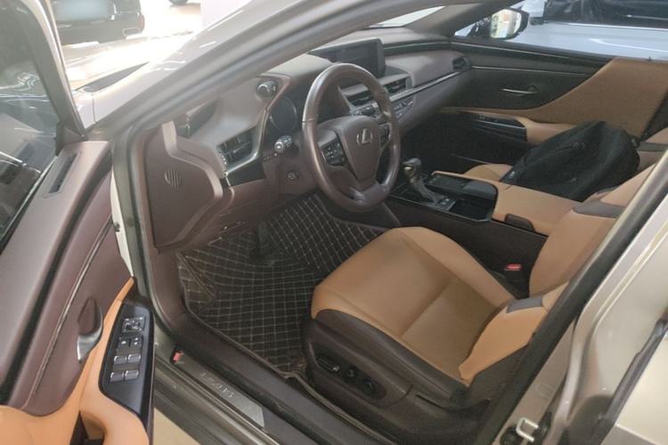 Used Lexus ES 2021 300h Excellence Edition Driver Seat