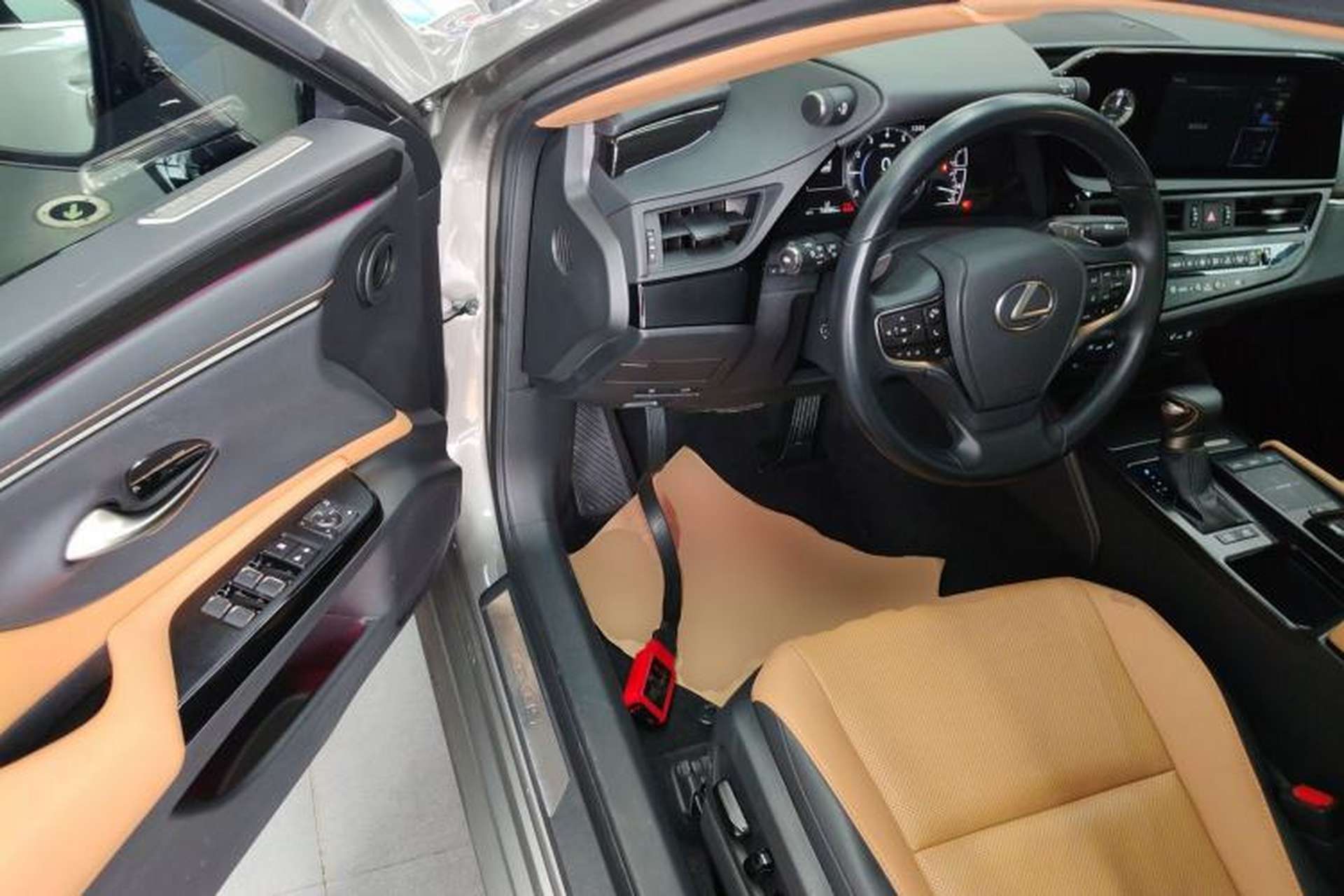 Used Lexus ES 2021 300h Deluxe Edition Driver Seat