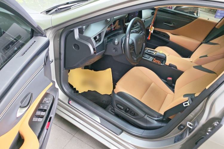Used Lexus ES 2021 300h Excellence Edition Driver Seat