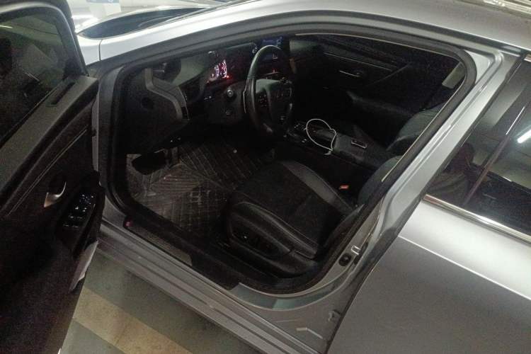 Used Lexus ES 2021 300h Excellence Edition Driver Seat