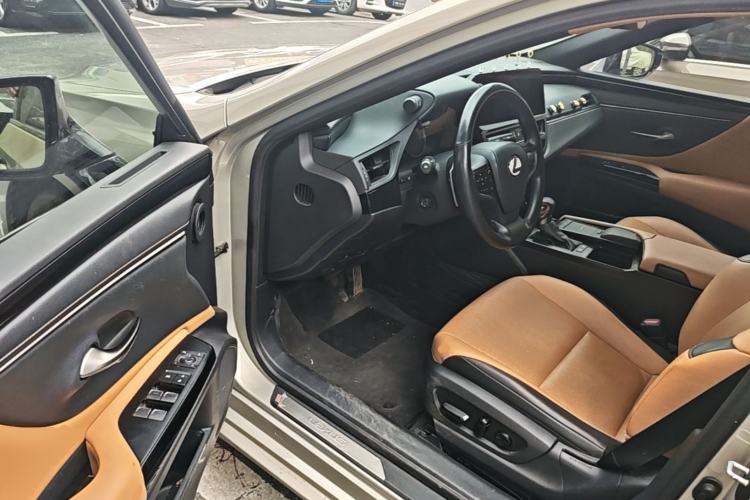 Used Lexus ES 2021 300h Excellence Edition Driver Seat
