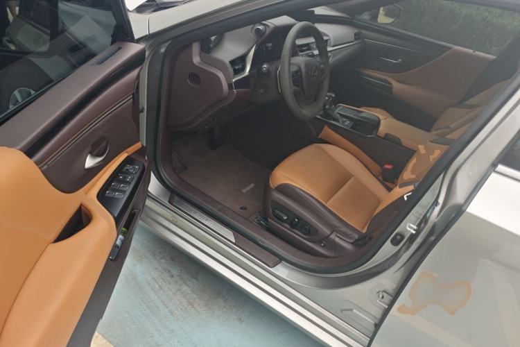Used Lexus ES 2021 300h Excellence Edition Driver Seat