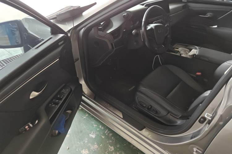 Used Lexus ES 2021 300h Excellence Edition Driver Seat