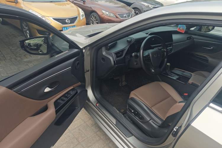 Used Lexus ES 2021 300h Excellence Edition Driver Seat