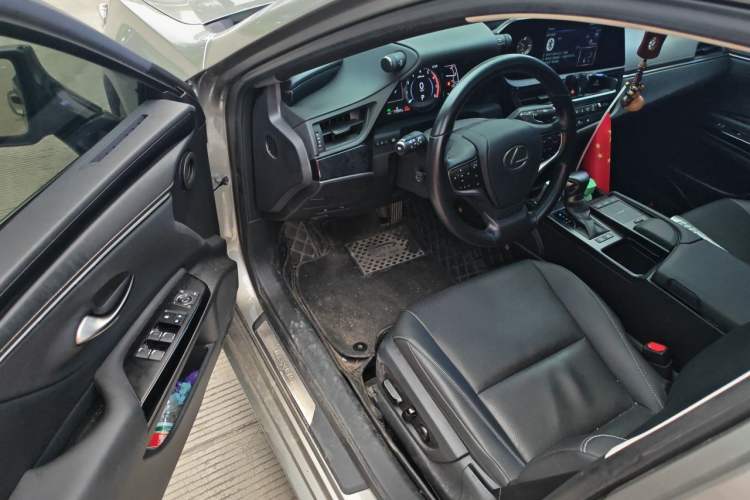 Used Lexus ES 2021 300h Deluxe Edition Driver Seat