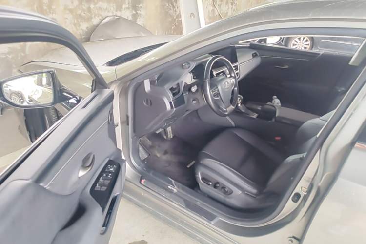 Used Lexus ES 2021 300h Excellence Edition Driver Seat