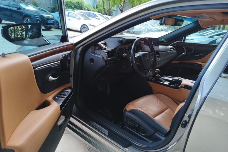 Used Lexus ES 2021 300h Executive Edition Driver Seat