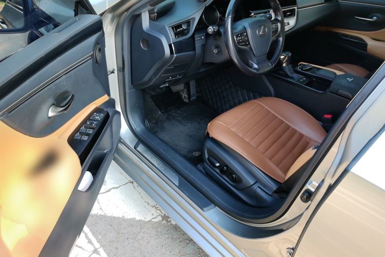 Used Lexus ES 2021 300h Excellence Edition Driver Seat