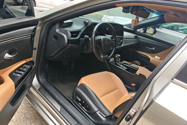 Used Lexus ES 2021 300h Deluxe Edition Driver Seat