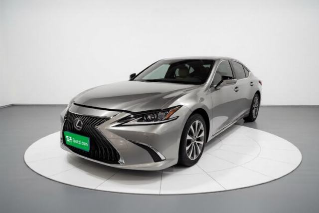 Ojetý Lexus ES 2021 300h Excellence Edition