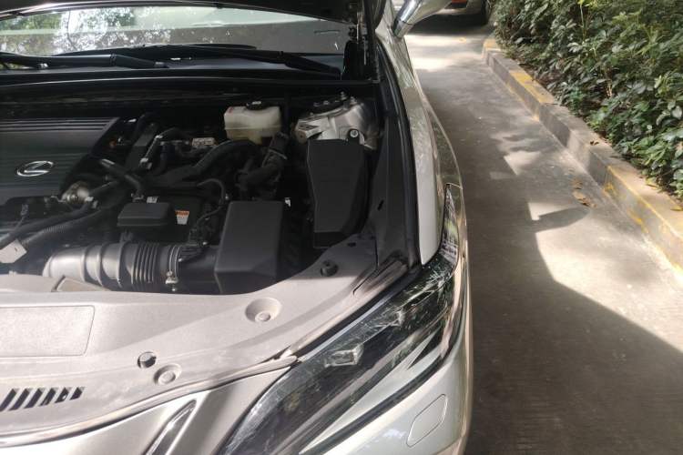 Used Lexus ES 2021 300h F SPORT Engine Bay Left