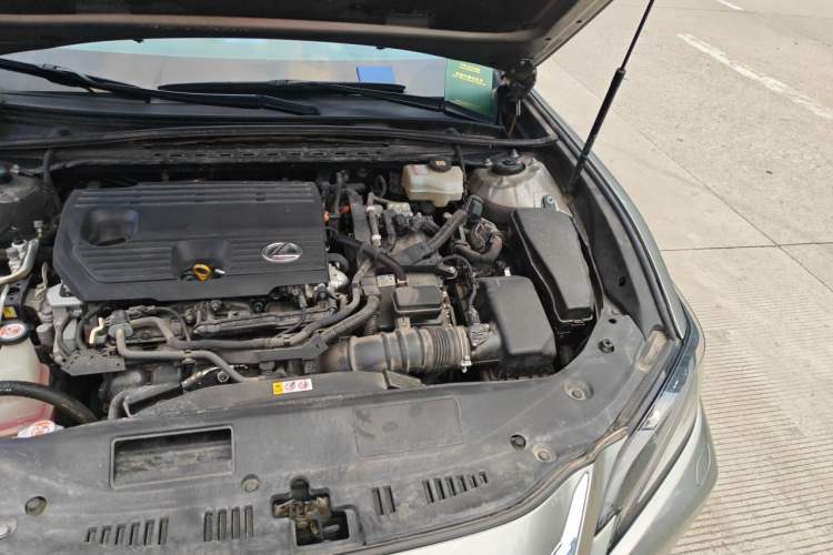 Used Lexus ES 2021 300h Deluxe Edition Engine Bay Left