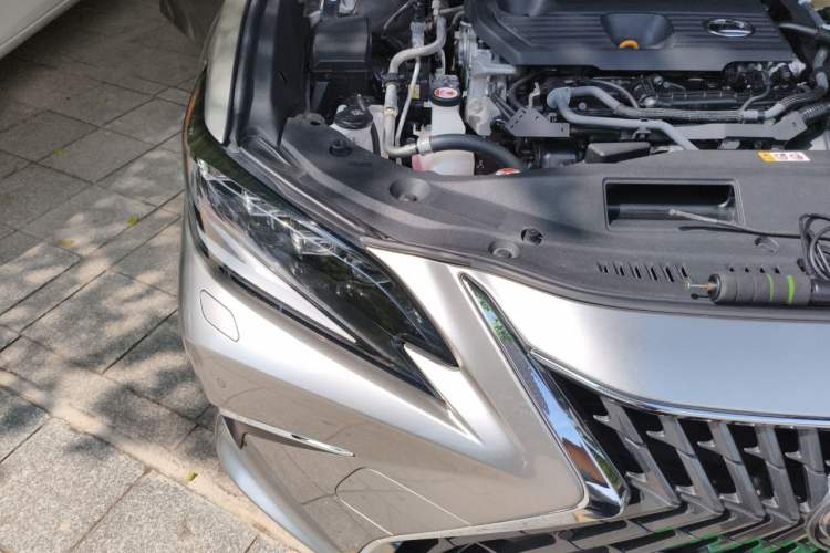 Used Lexus ES 2021 300h Executive Edition Engine Bay Right