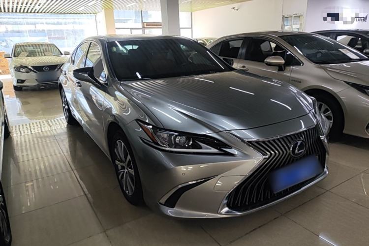 Used Lexus ES 2021 300h Excellence Edition Front Right 45 Deg