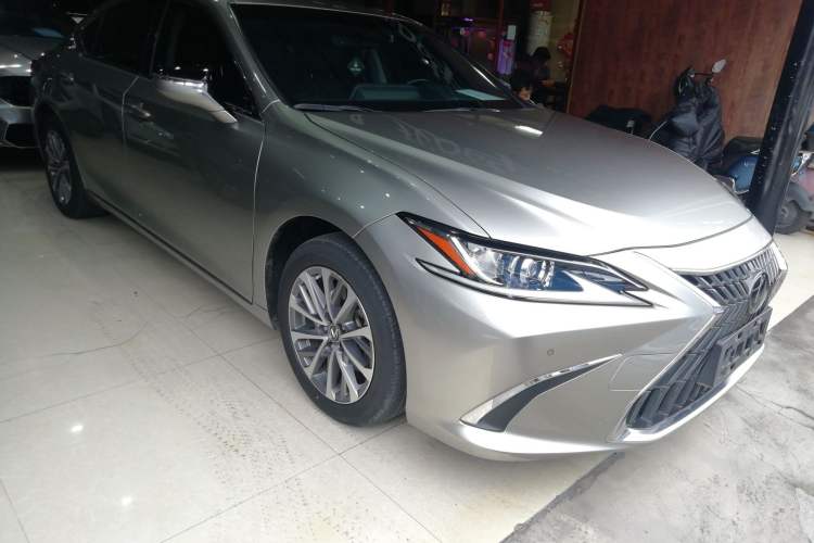 Used Lexus ES 2021 260 Excellence Edition Front Right 45 Deg