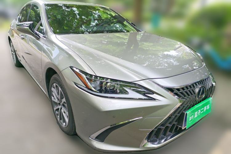 Used Lexus ES 2021 300h Excellence Edition Front Right 45 Deg