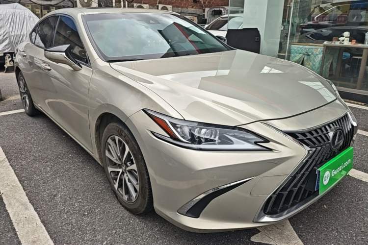 Used Lexus ES 2021 300h Excellence Edition Front Right 45 Deg