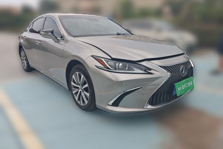 Used Lexus ES 2021 300h Excellence Edition Front Right 45 Deg