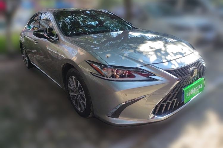 Used Lexus ES 2021 260 Excellence Edition Front Right 45 Deg