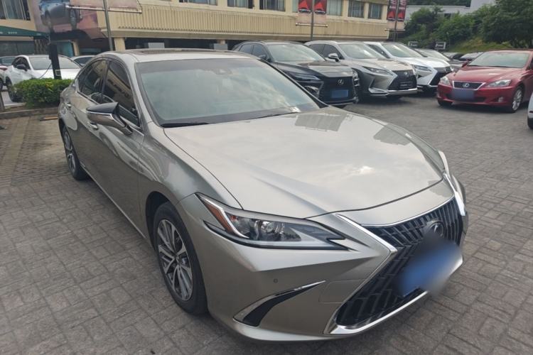 Used Lexus ES 2021 300h Excellence Edition Front Right 45 Deg