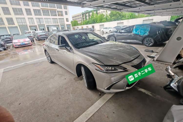 Used Lexus ES 2021 300h Excellence Edition Front Right 45 Deg