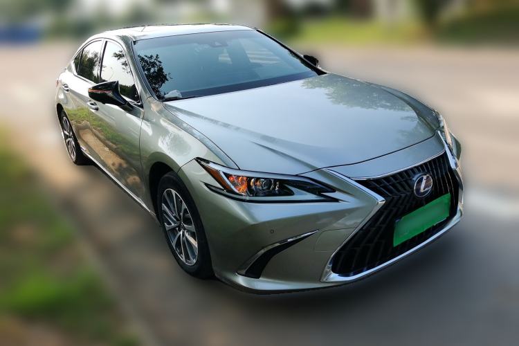 Used Lexus ES 2021 300h Excellence Edition Front Right 45 Deg