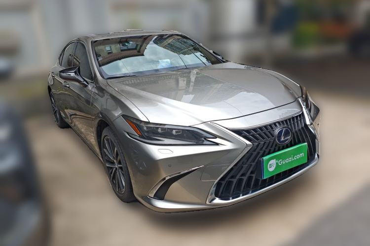 Used Lexus ES 2021 300h Deluxe Edition Front Right 45 Deg