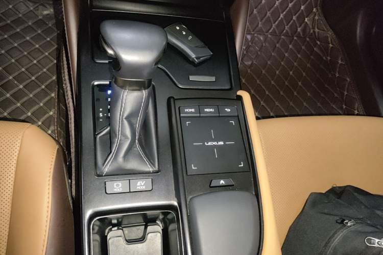 Used Lexus ES 2021 300h Excellence Edition Gear Lever