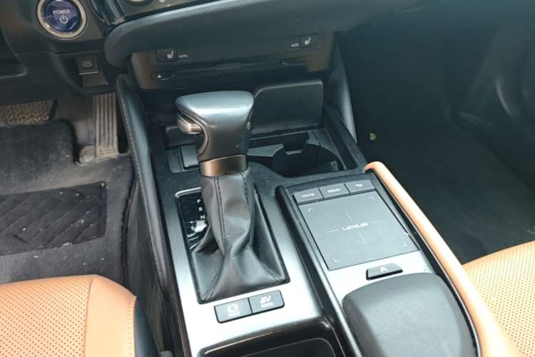 Used Lexus ES 2021 300h Excellence Edition Gear Lever