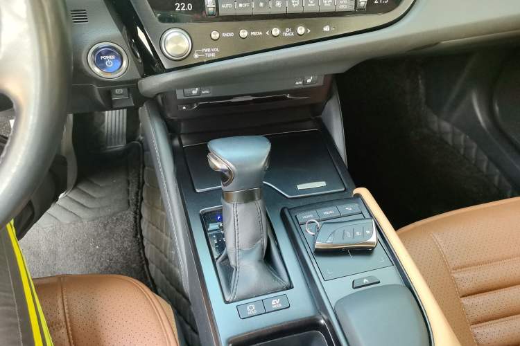 Used Lexus ES 2021 300h Excellence Edition Gear Lever