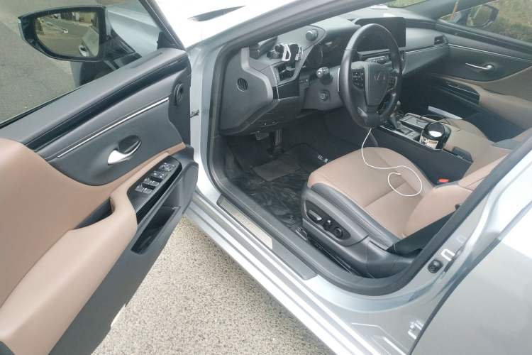 Used Lexus ES 2021 300h Deluxe Edition Interior 3