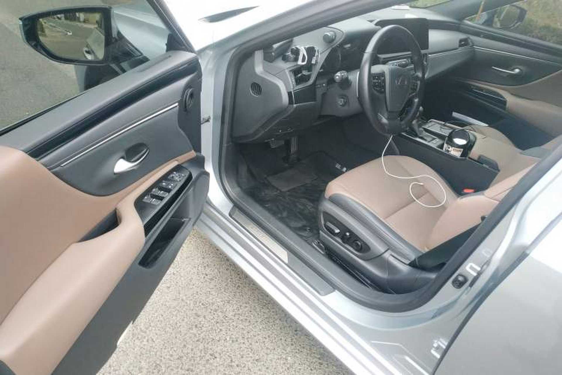 Used Lexus ES 2021 300h Deluxe Edition Interior 3