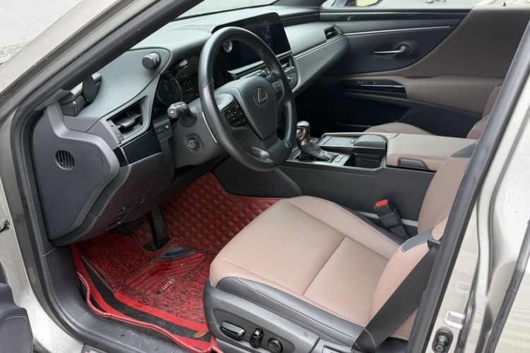 Used Lexus ES 2021 300h Excellence Edition Interior 4