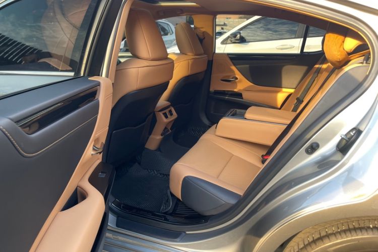 Used Lexus ES 2021 260 Excellence Edition Interior 4