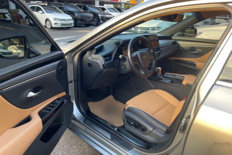 Used Lexus ES 2021 260 Excellence Edition Interior 8