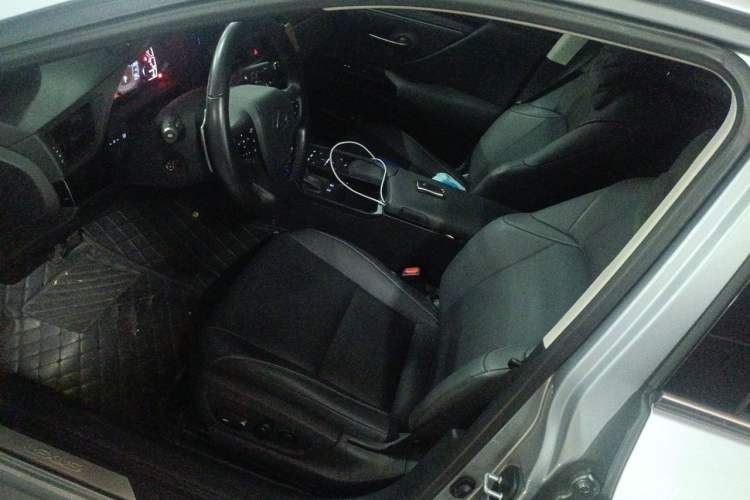 Used Lexus ES 2021 300h Excellence Edition Left Front Seat