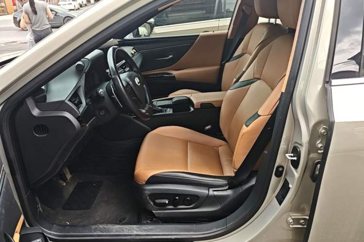 Used Lexus ES 2021 300h Excellence Edition Left Front Seat