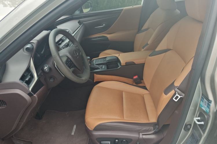Used Lexus ES 2021 300h Excellence Edition Left Front Seat