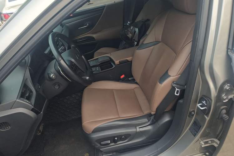 Used Lexus ES 2021 300h Excellence Edition Left Front Seat