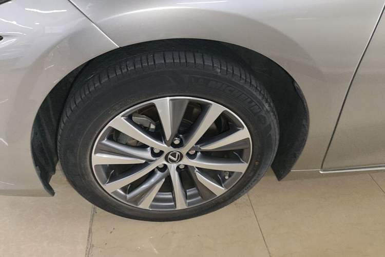 Used Lexus ES 2021 300h Excellence Edition Left Front Wheel Hub