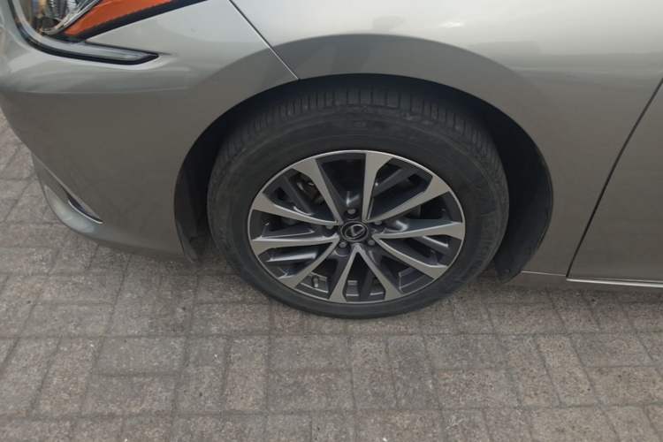 Used Lexus ES 2021 300h Excellence Edition Left Front Wheel Hub
