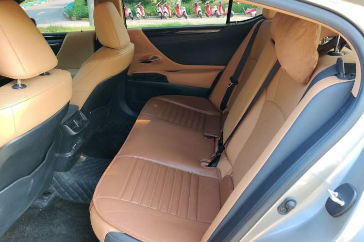 Used Lexus ES 2021 300h Excellence Edition Left Rear Seat