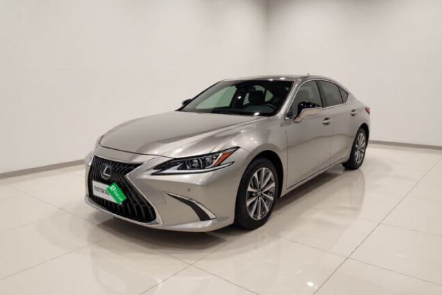 Ojetý Lexus ES 2021 300h Excellence Edition