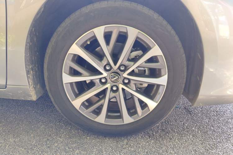 Used Lexus ES 2021 200 Excellence Edition Right Front Wheel Hub