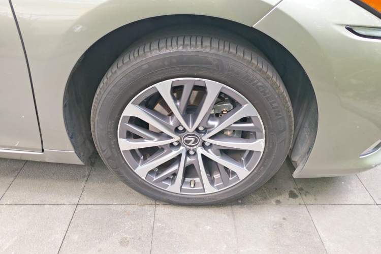 Used Lexus ES 2021 300h Excellence Edition Right Front Wheel Hub