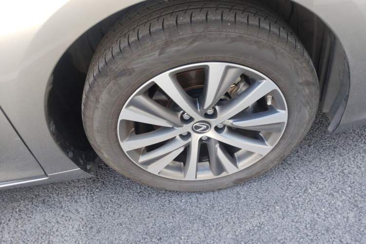 Used Lexus ES 2021 200 Luxury Edition Right Front Wheel Hub